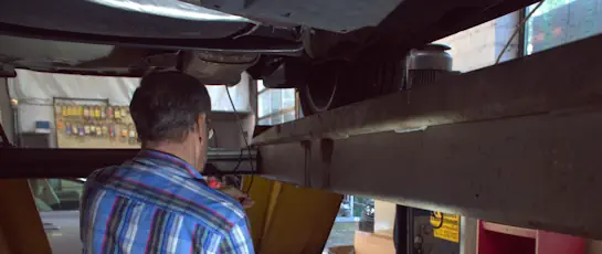 Fahrzeuguntersuchung auf Tracker und Überwachungstechnik